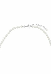 Collana di perle con perle bianche rotonde, chiusura a moschettone in argento e catena regolabile su uno sfondo bianco.