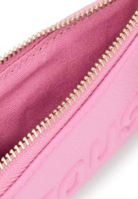 Różowy woreczek na zamek wykonany z teksturowanego materiału z złotym zamkiem, z gładkim wnętrzem i tłoczonym zdobieniem na zewnątrz.