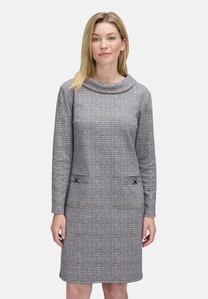 Grau kariertes Kleid mit einem Schalkragen, langen Ärmeln, zwei vorderen Taschen mit dekorativen Akzenten und einer taillierten Silhouette.