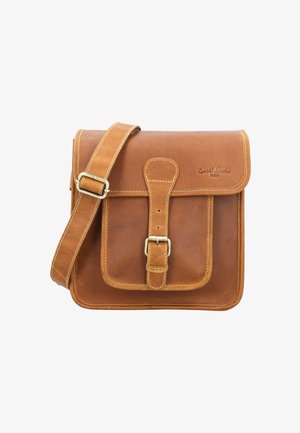 Brun læder crossbody taske med frontlås, justerbar rem, kontrastsyde og præget "Gusti Leder bike" logo.