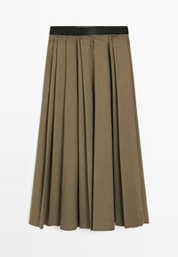Gonna plissettata khaki realizzata in morbido materiale, con una cintura elastica nera e una silhouette lunga e fluida.