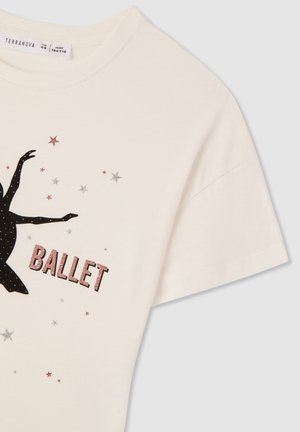 T-shirt di cotone crema con una silhouette nera di una ballerina, la parola "BALLET" in rosa brillantinato e piccoli accenti stellari in rosso e argento.