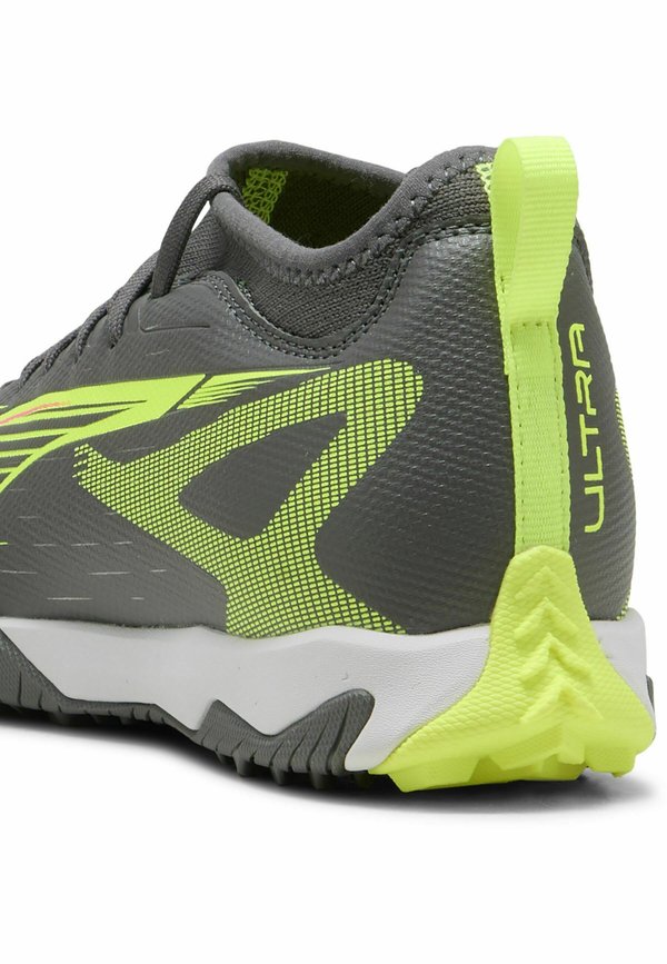 FUSSBALL – Fußballschuh Halle