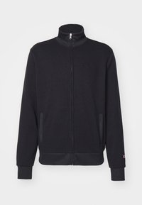 Czarna kurtka na zamek, wykonana z miękkiego materiału, z wysokim kołnierzem, bocznymi kieszeniami, ściągaczami na rękawach i małym tłoczonym logo na klatce piersiowej.