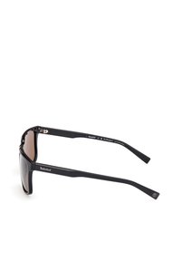 Czarne prostokątne okulary przeciwsłoneczne o błyszczącej powierzchni, z brązowymi soczewkami oraz cienkimi zausznikami, z logo Timberland na oprawie.