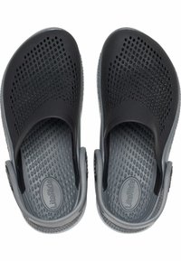 Czarno-szare klapki wykonane z lekkiego, perforowanego materiału. Posiadają teksturowaną wkładkę i regulowany pasek z logo.