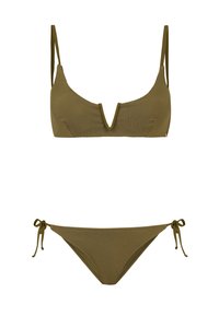 Olive zöld bikini szett textúrált anyagból; a felső állítható pántokkal és V-kivágással rendelkezik, míg az alsón oldalra kötött megoldás található.