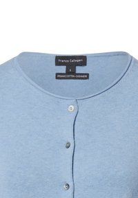 Lichtblauwe cardigan gemaakt van biologisch katoen en cashemere, met een afgeronde halslijn en vijf knoopsluitingen, met een zachte textuur.