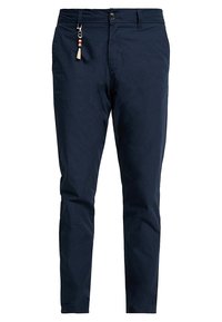 Pantaloni slim-fit blu navy con chiusura a bottoni e cerniera, passanti per cintura, tasche laterali e un portachiavi decorativo attaccato al passante sinistro della cintura.