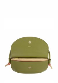 Borsa in pelle verde oliva con pattina arrotondata, dettagli in hardware dorato, tasca interna con zip e fodera beige chiaro. Presenta una chiusura a bottone.