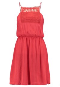 Robe sans manches rouge avec un tissu texturé, détail en dentelle au niveau du corsage, taille froncée et une jupe fluide qui tombe au-dessus du genou.