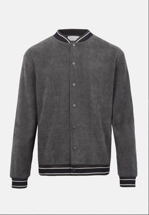 Chaqueta bomber de pana gris oscuro con cuello, puños y dobladillo acanalados a rayas en blanco y negro, cierre frontal con botones a presión.