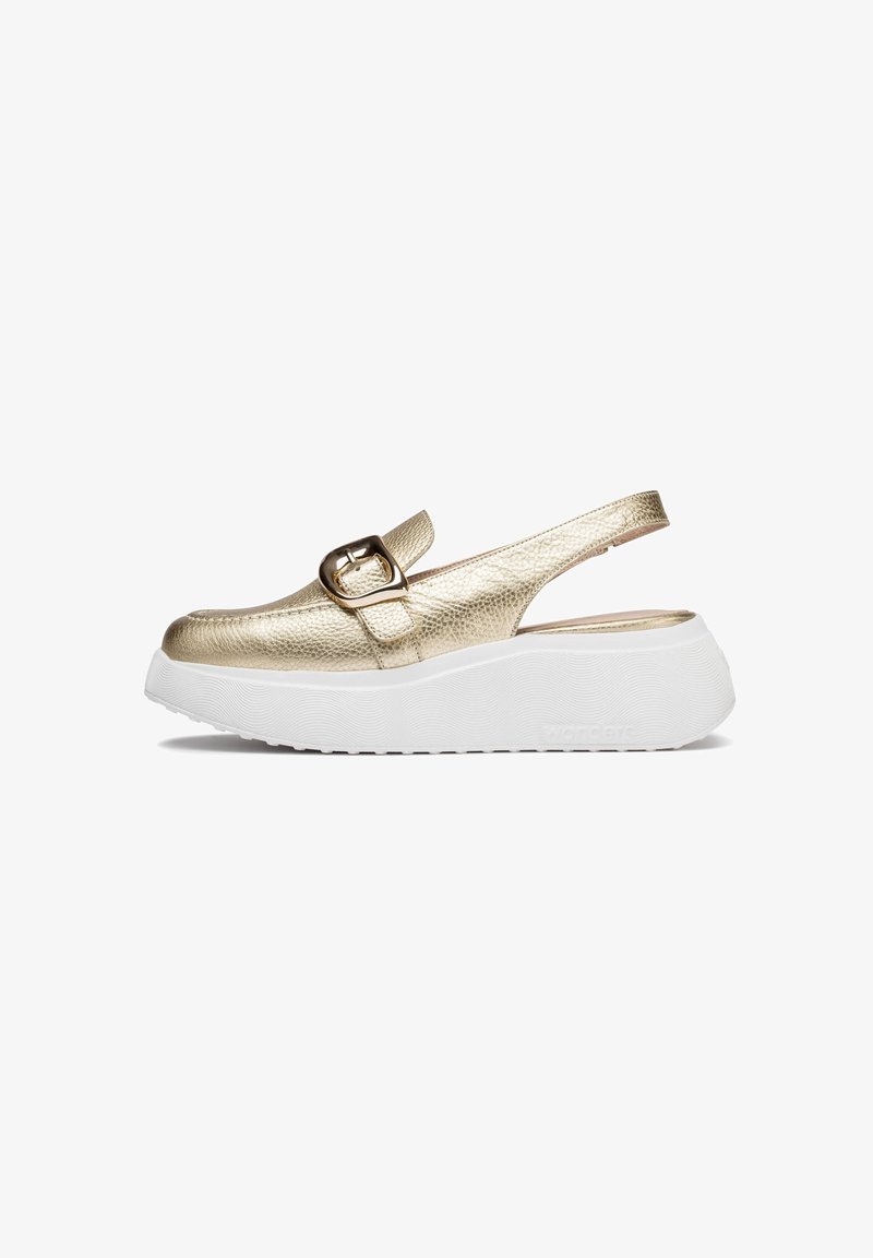 Chaussure slingback en métal doré avec dessus texturé, boucle ajustable et semelle épaisse blanche à motif en vagues.