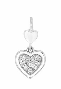 Il ciondolo a forma di cuore in argento presenta un design esterno liscio e un gruppo di piccoli gemme al centro, attaccato con un semplice anello.