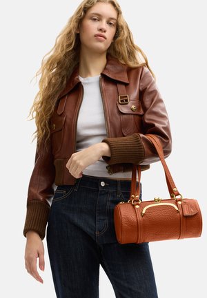 COACH, KISSLOCK BARREL BAG 28 - Käekott - b amber brown