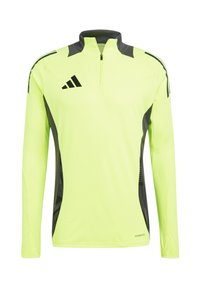 Maglia atletica a maniche lunghe, di un vivace giallo neon con accenti neri, colletto con mezza zip, pannelli laterali testurizzati, realizzata in tessuto traspirante.