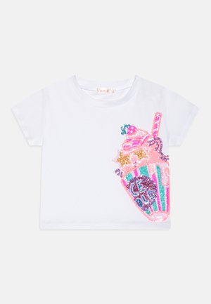 T-shirt blanc en coton avec un design de tasse de glace scintillante en rose, bleu et vert, présentant des accents multicolores et une tasse rayée.