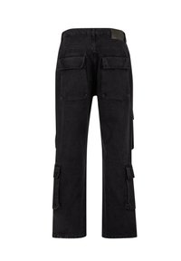 Pantaloni cargo negri cu o croială lejeră, talie medie, multiple buzunare laterale și o textură netedă. Cusături întărite la cusături.