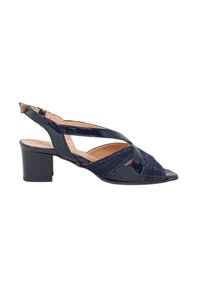 Décolleté in pelle verniciata blu navy con cinturino incrociato, punta aperta e tacco a blocco di 5 cm. Dettagli in tessuto testurizzato sulla parte anteriore.