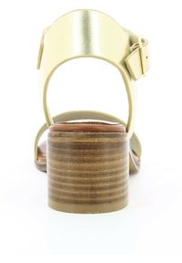 Sandal oro con cinturino posteriore alla caviglia, suola intermedia marrone e tacco in legno rigato. Parte superiore liscia con finitura metallica, design open-toe.