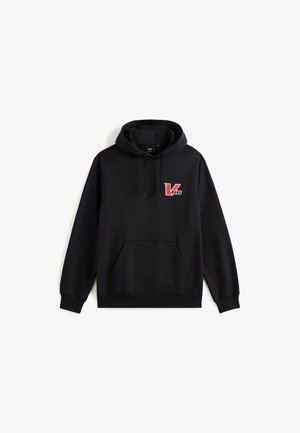 Schwarzer Hoodie mit Kängurutasche, Kordelzug-Kapuze und einem rot-weißen Logo auf der Brust. Hergestellt aus weichem Stoff mit glatter Textur.