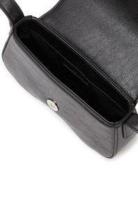 Bolsa de mão em couro preto com uma textura suave, apresentando um fecho magnético e uma alça única e resistente. O interior é forrado com um material têxtil.