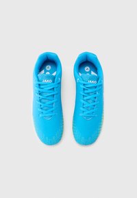 Ζευγάρι μπλε αθλητικά παπούτσια JAKO με κορδόνια, σε θέαση από πάνω σε λευκό φόντο, με κίτρινο πουα σχέδιο κοντά στα δάχτυλα.