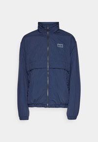 Tamsiai mėlynas lengvas bomber tipo švarkas su aukštu apykakle, priekyje su užtrauktuku ir elastingomis rankovėmis. Yra horizontali kišenė krūtinėje su logotipu.