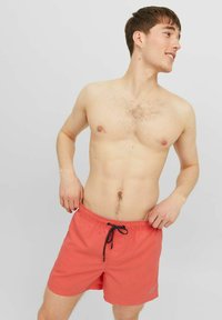 Jack & Jones JPSTFIJI JJSWIM SOLID  - Bañador corto - hot coral