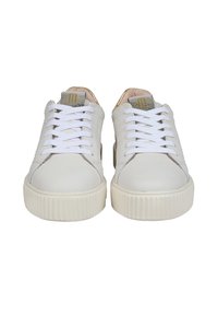 Sneaker bianchi in pelle con una texture liscia, punta rotonda, lacci bianchi e una suola rugosa color crema. Dettaglio dorato sul tallone.
