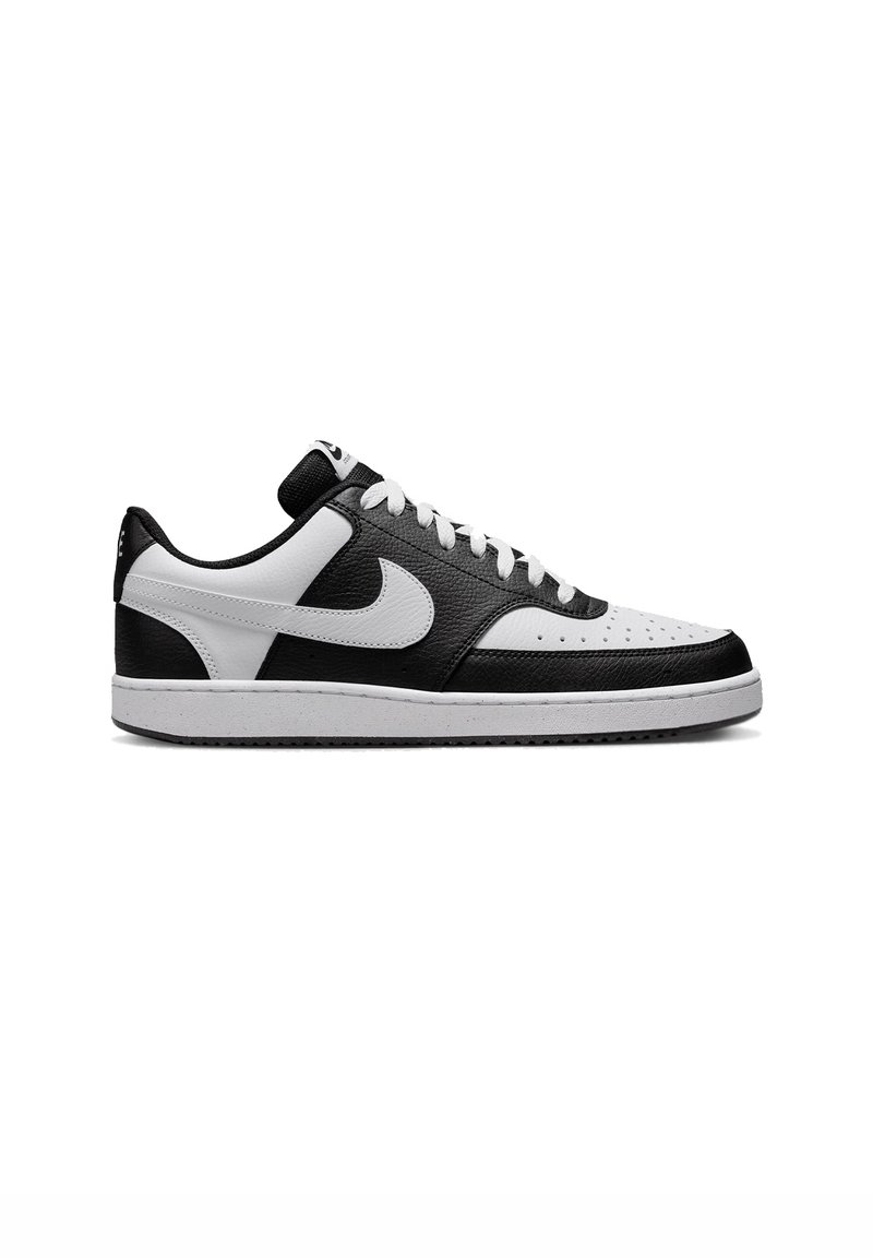 Baskets basses Nike noires et blanches avec lacets blancs, embout perforé et logo swoosh classique sur le côté.