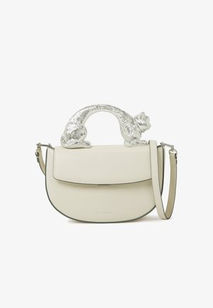 Beige Leder-Umhängetasche mit Klappe und einem silbernen, katzenförmigen Griff, der sich über den oberen Teil wölbt, ausgestattet mit einem verstellbaren Schultergurt.