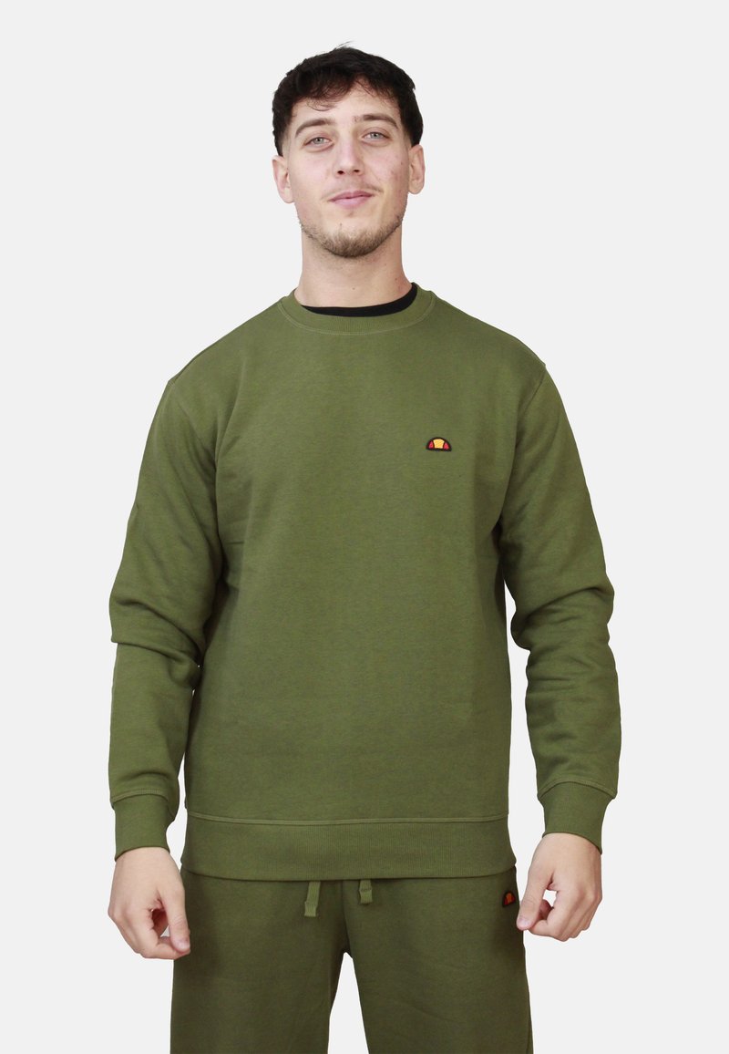 Felpa verde oliva realizzata in morbido cotone, con scollo rotondo e polsini a costine. Piccolo logo dettagliato sul petto.