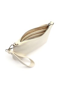 Clutch in pelle bianca con finitura testurizzata, chiusura lampo e tracolla. L'interno presenta scomparti multipli per l'organizzazione.