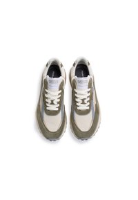 Sneakers con tomaia in rete di colore crema e oliva, dettagli in suede, accenti grigio chiaro, suola in gomma spessa e lacci bianchi.
