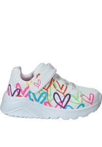 Zapatilla atlética blanca con una parte superior texturizada que presenta diseños de corazones multicolores. Cinta de velcro y cordones, suela acolchada, punta redondeada.