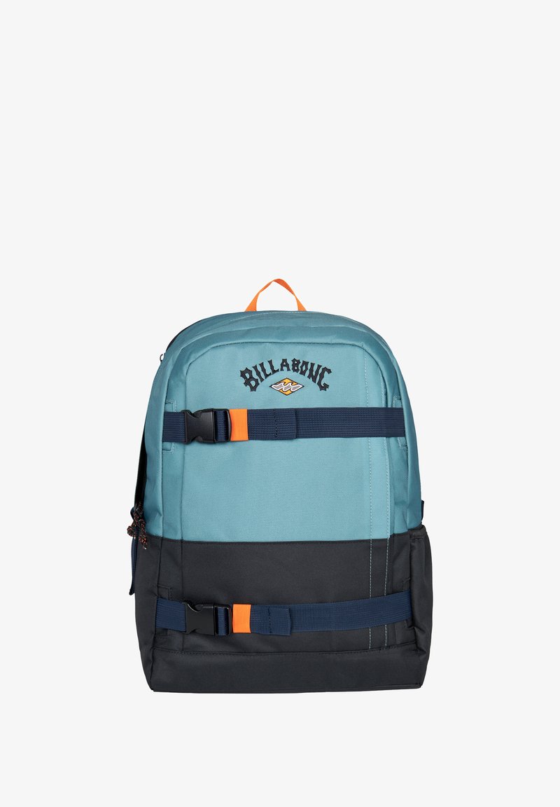 Rugzak met een lichtblauwe bovenkant en een zwarte onderkant, oranje accenten en webbing-riemen. Inclusief een logo op de voorkant.