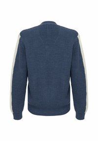 Gebreide trui in donkerblauw met een gestructureerd patroon, voorzien van lichtgrijze strepen langs de mouwen en een geribbeld zoom en boorden.