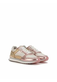 Zapatillas con acentos en oro rosa metálico y dorado, tela blanca lisa, puntera redonda, suela de goma plana con un diseño en relieve.