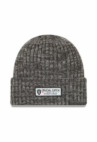 Graue, gestrickte Beanie mit geripptem Muster und umgeschlagenem Saum. Ein rechteckiger Aufnäher zeigt das Logo "CRUCIAL CATCH INTERCEPT CANCER".