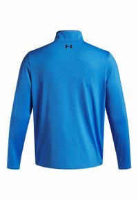 Blaues langärmliges Polohemd mit steichem Kragen, aus glattem Stoff, mit einem kleinen schwarzen Logo auf der Rückseite.