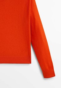 Pull à manches longues orange vif avec ourlet et poignets côtelés, présenté sur fond blanc.
