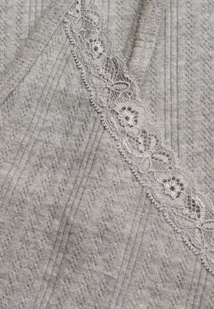 Szary dzianinowy materiał z pionowymi prążkami i ukośnym paskiem ozdobnym z kwiatowej koronki.