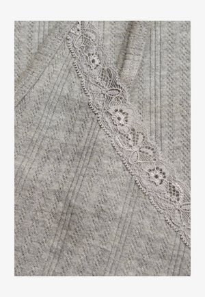 Szary dzianinowy materiał z pionowymi prążkami i ukośnym paskiem ozdobnym z kwiatowej koronki.