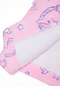 Zachte roze handdoek met paarse eenhoorn- en sterrenpatronen, gedeeltelijk gevouwen om de effen witte binnenkant te laten zien.