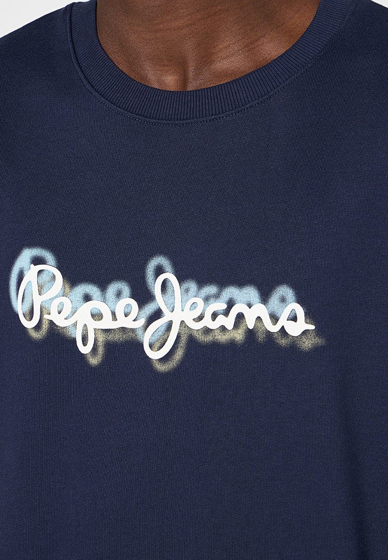 Granatowy bawełniany sweatshirt z białym napisem "Pepe Jeans", lekko wyblakłym z rozmytym efektem, okrągły dekolt z teksturowanym ściągaczem.