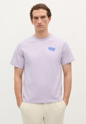 Hellblaue Baumwoll-T-Shirt mit kurzen Ärmeln und rundem Ausschnitt, versehen mit einem blauen Logo "SCALPERS CHILLIN'" auf der Brust.