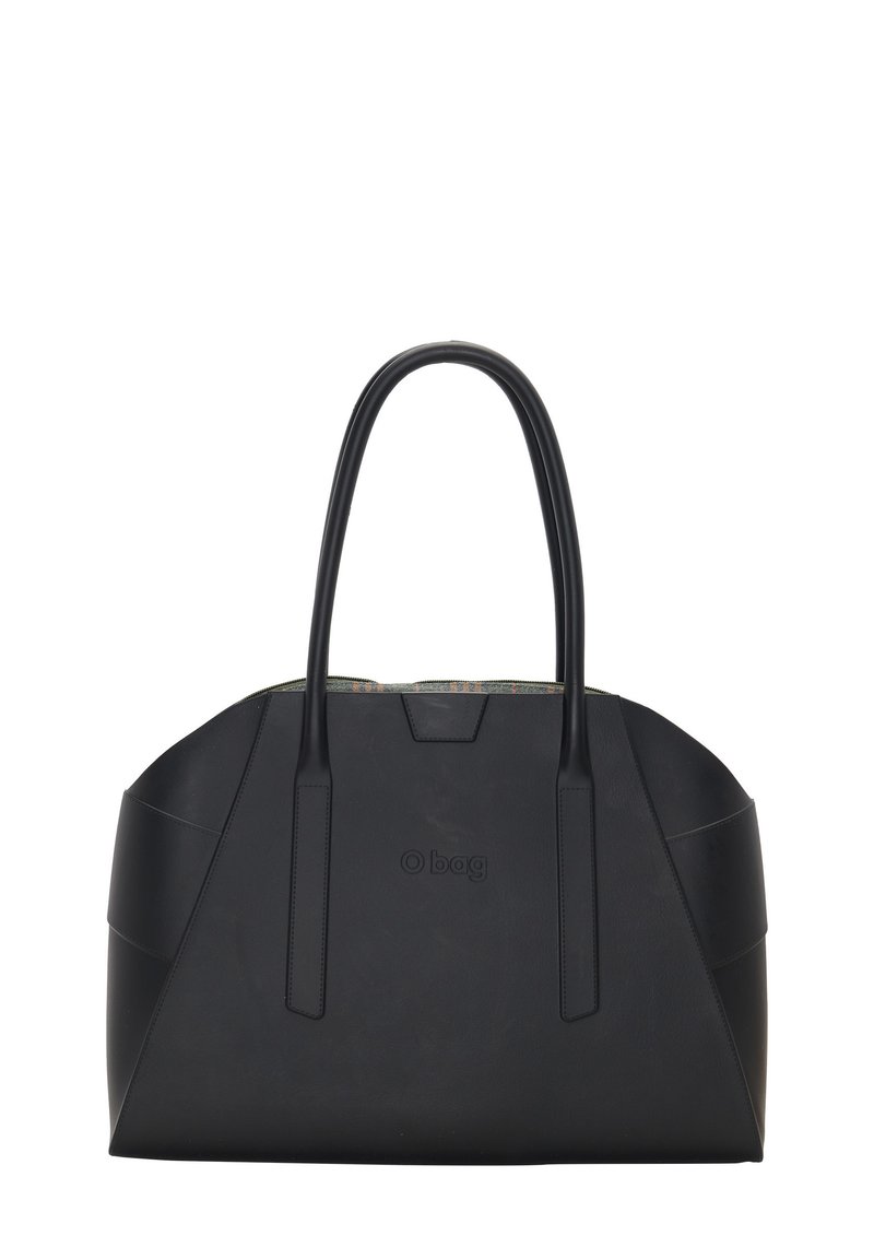 Zwarte tote bag met een gladde, gestructureerde afwerking. Bevat twee stevige handvatten en een subtiel reliëflogo aan de voorkant. Versterkt ontwerp van de bodem.