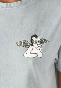 Kaotiko THE BLACK CAT ANGELS - T-shirt print - grey