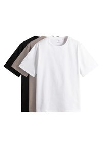 Zestaw trzech T-shirtów z okrągłym dekoltem w kolorach białym, beżowym i czarnym. Wykonane z miękkiej bawełny, z krótkimi rękawami i standardowym krojem.